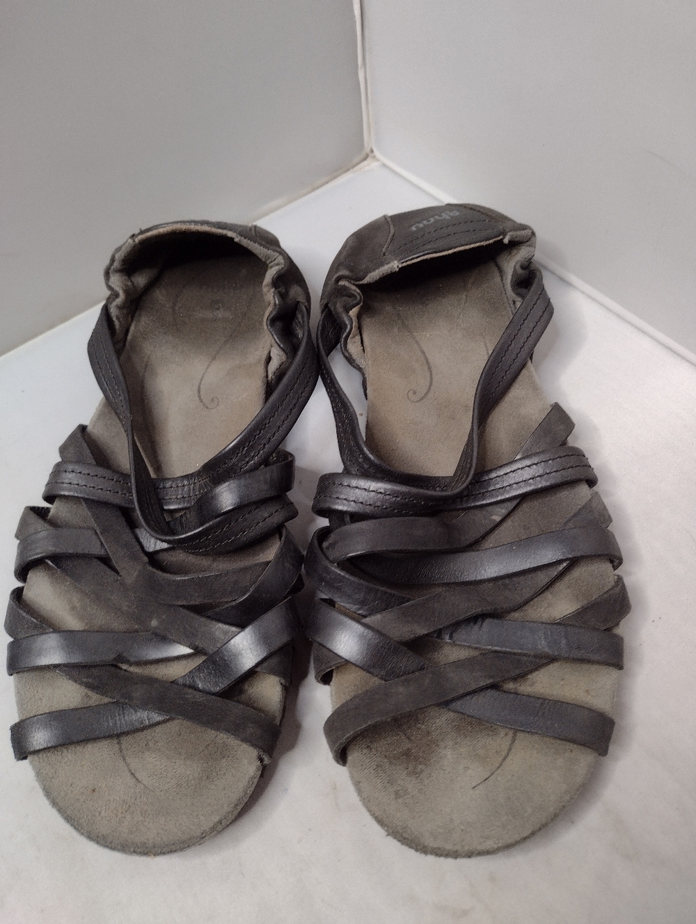 Ahnu Women's Maia Strappy Sandals 9 Black Leather Comfort Outdoor Trail JJ